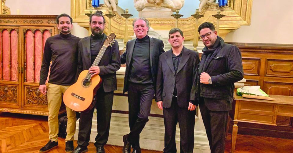 Eduardo Martinelli, com violão, e grupo - Foto: divulgação