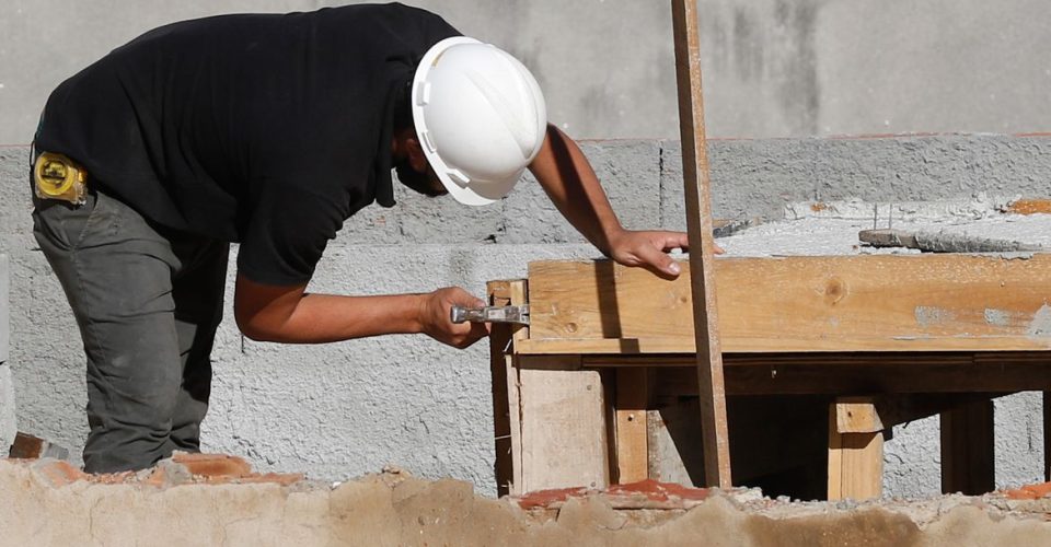 Rio de Janeiro - Trabalhadores da construção civil, operários reformam telhado de imóvel em obras no Centro do Rio. (Fernando Frazão/Agência Brasil)