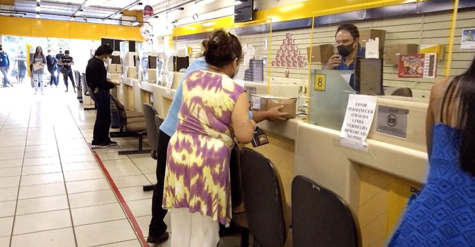 Caminhão dos Correios com entregas de pedidos online