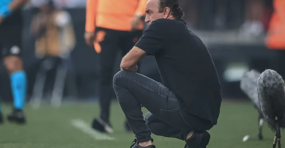 Cuca observa o jogo entre Atlético-MG e Corinthians — Foto: Pedro Souza