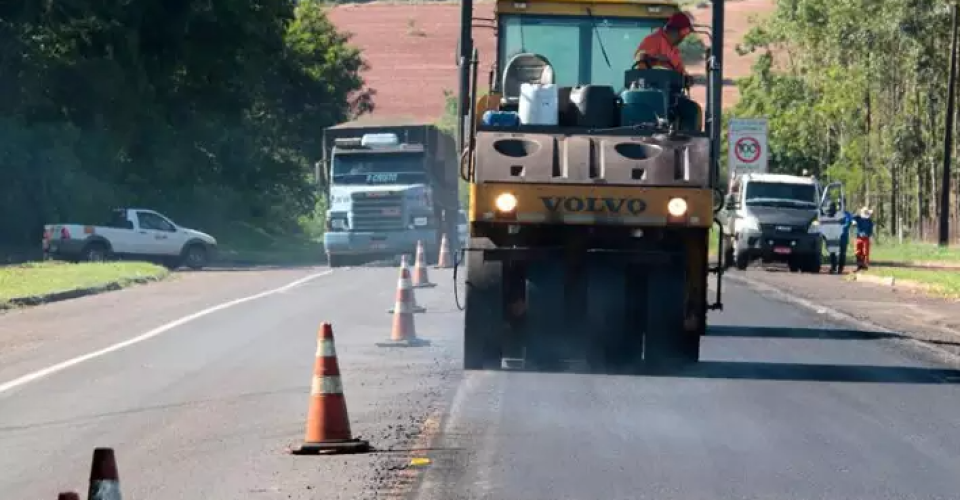 Máquina realiza obras na pista - Foto: divulgação