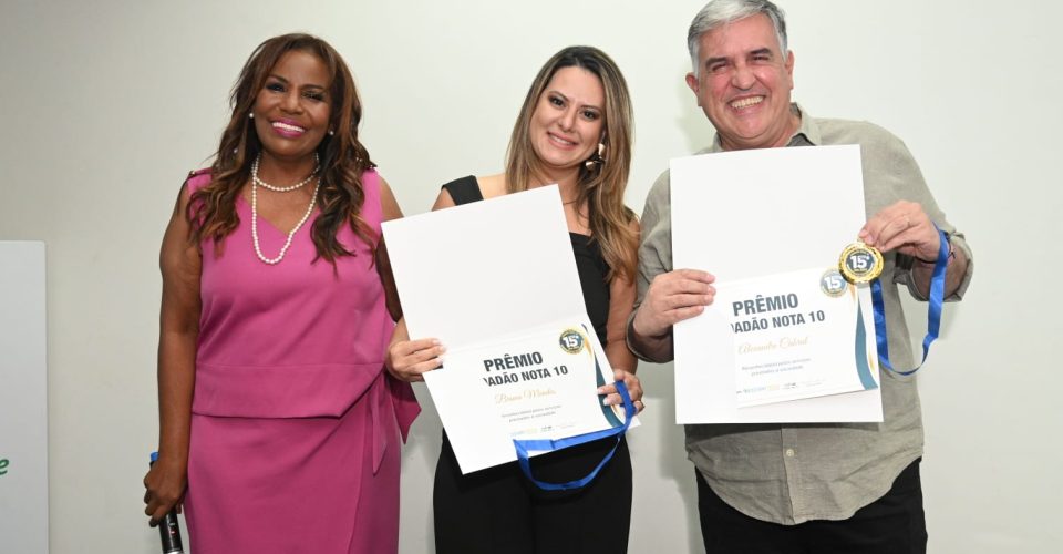 Bruna apresentadora da TV morena e o Cabral na última edição do prêmio (Foto: Arquivo )