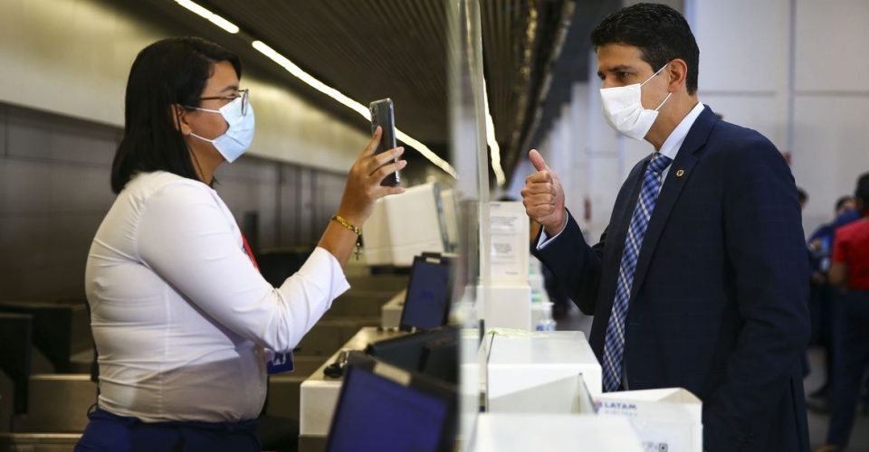 Passageiros testam o Embarque + Seguro, programa de reconhecimento facial para embarque em aeroportos.