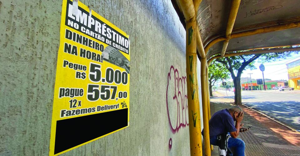 Cartazes e placas espalhadas oferecem crédito na hora com o cartão de crédito do cliente - Foto:  Reprodução