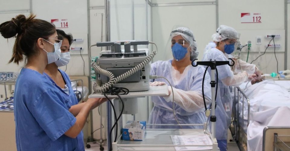 Médicos fazem treinamento no hospital de campanha para tratamento de covid-19 do Complexo Esportivo do Ibirapuera.