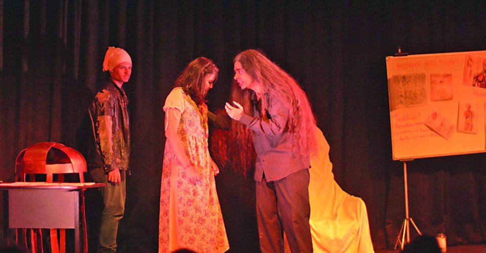 Drama: As cenas são criadas e desenvolvidas pelos alunos - Foto: Adote/Acervo pessoal