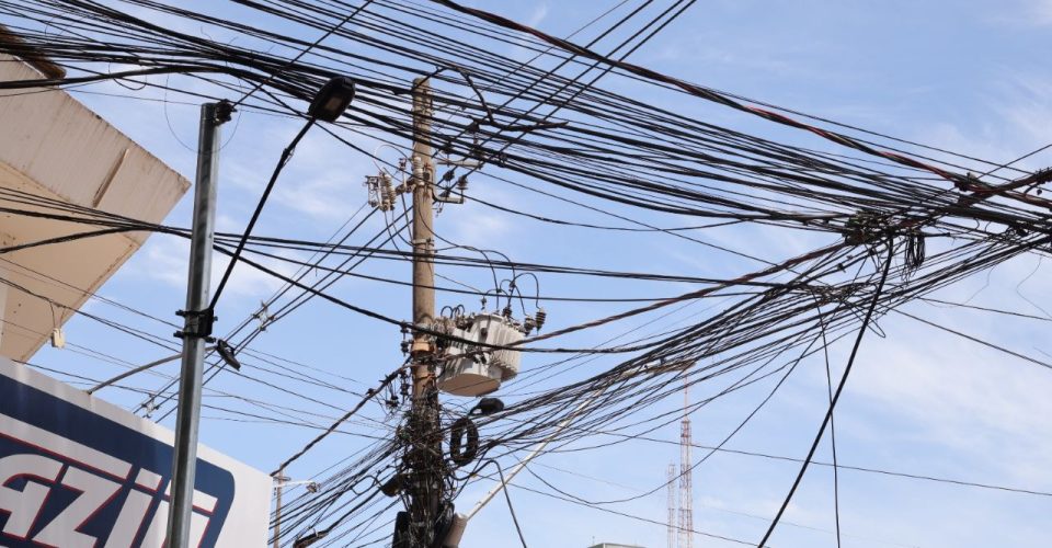 Prefeitura quer tirar emaranhados de fios nos postes da rede de energia que oferecem riscos à população e acabar com a poluição visual na cidade. Fotos: A. Frota
