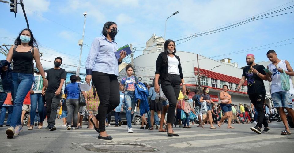 pessoas rua avenida centro aglomeracao gente povo