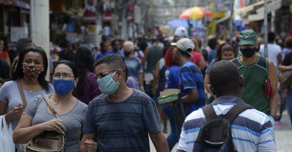 centro pessoas mascara povo populacao rua avenida pandemia aglomeracao covid-19 coronavirus