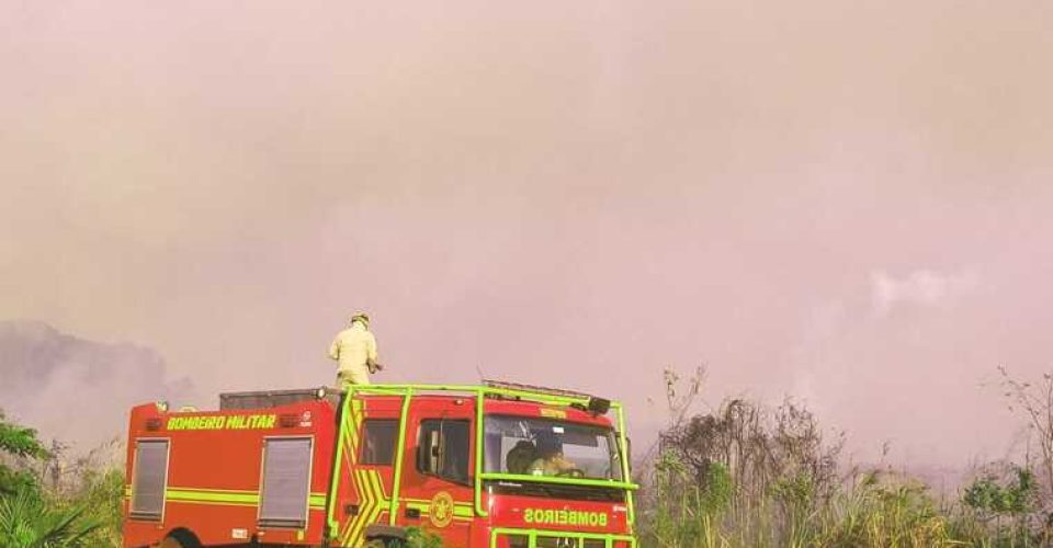 Bombeiros aumentam contingente decombatentes a focos de incêndio no pantanal