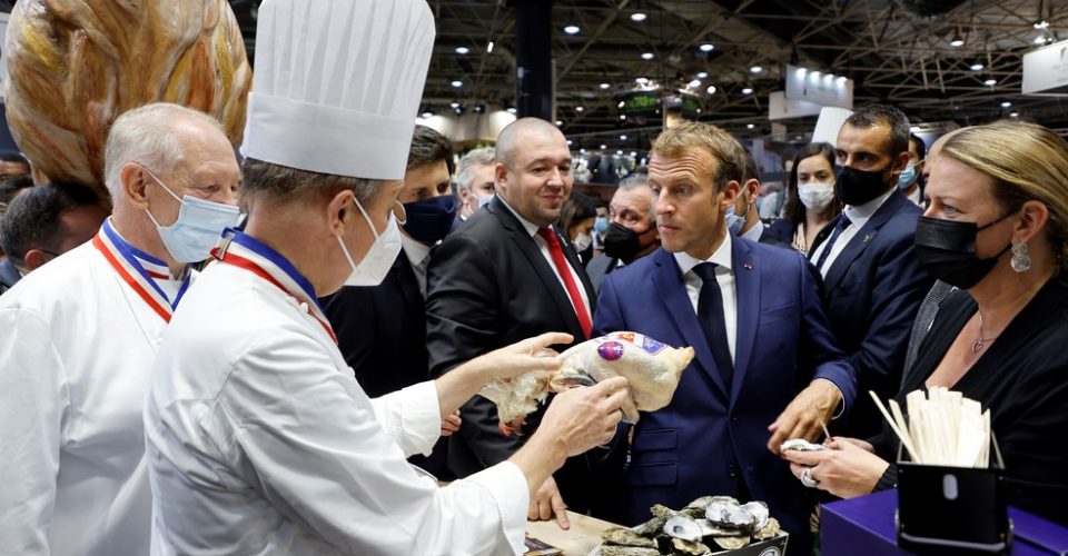 Vídeo: Presidente da França leva ovada em feira de gastronomia