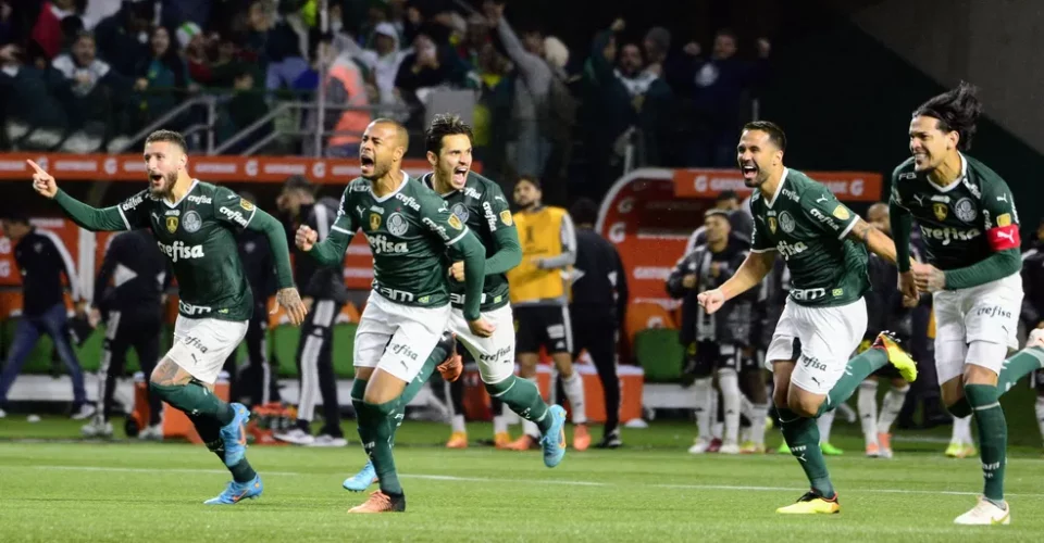 Jogadores do Palmeiras comemoram a classificação à semi da Libertadores — Foto: Marcos Ribolli