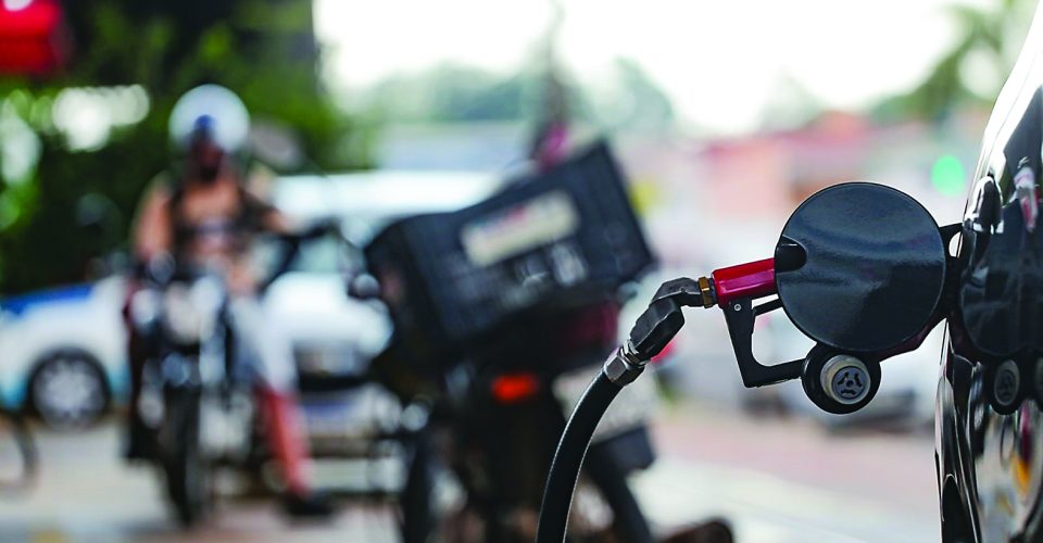 O pacote deve conter impactos da alta internacional do petróleo e evitar novos aumentos - Foto: Nilson Figueiredo