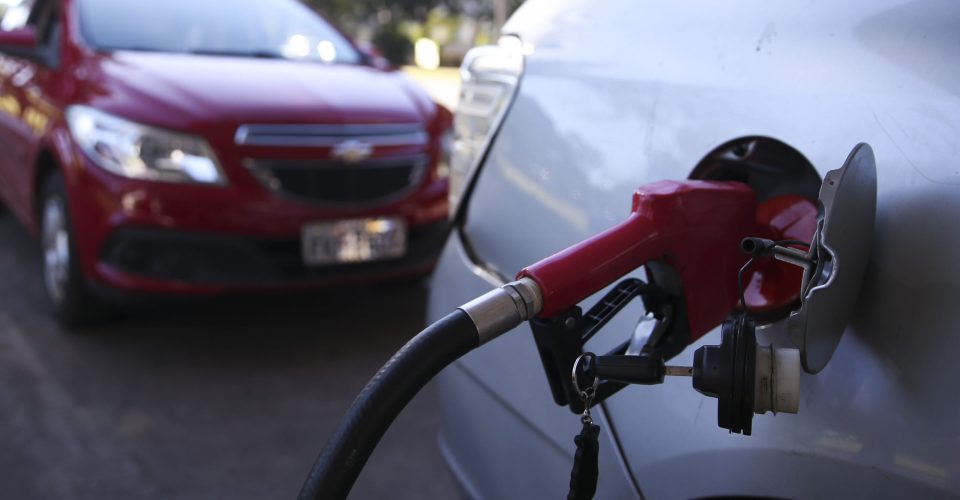 gasolina preco aumento valor bomba tanque combustiveis postos deflação