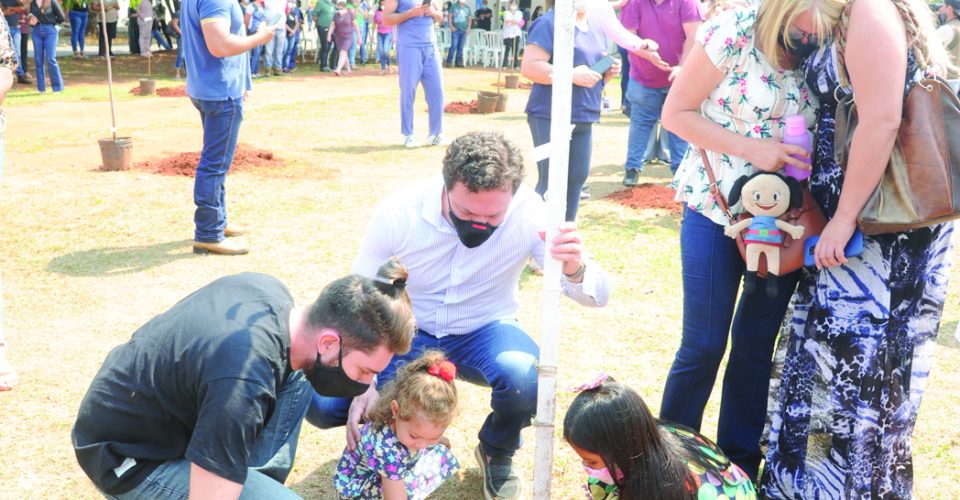 Hospital Regional homenageia servidores vítimas da COVID-19 com plantio de mudas de ipês