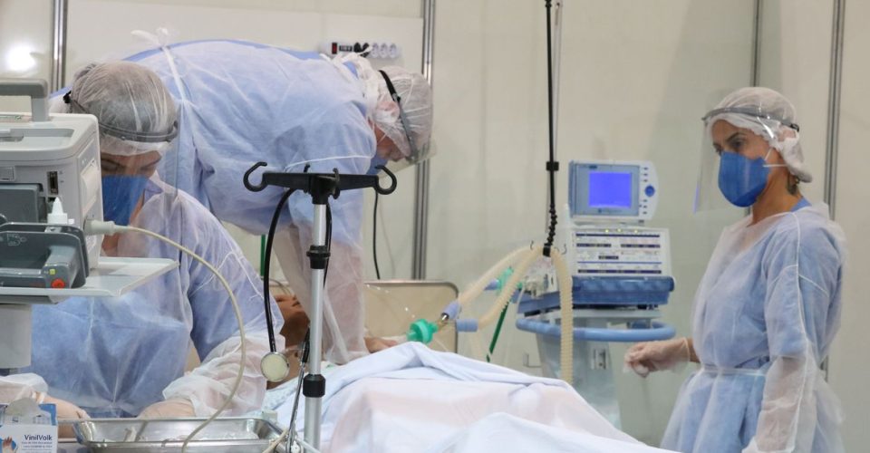 covid-19 tratamento hospital uti medicos enfermeiros doenca srag