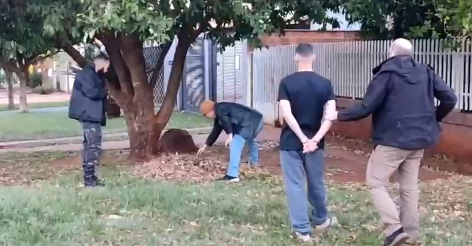 A arma utilizada no crime estava embrulhada numa sacola e enterrada ao meio de folhas - Foto: Reprodução/PCMS