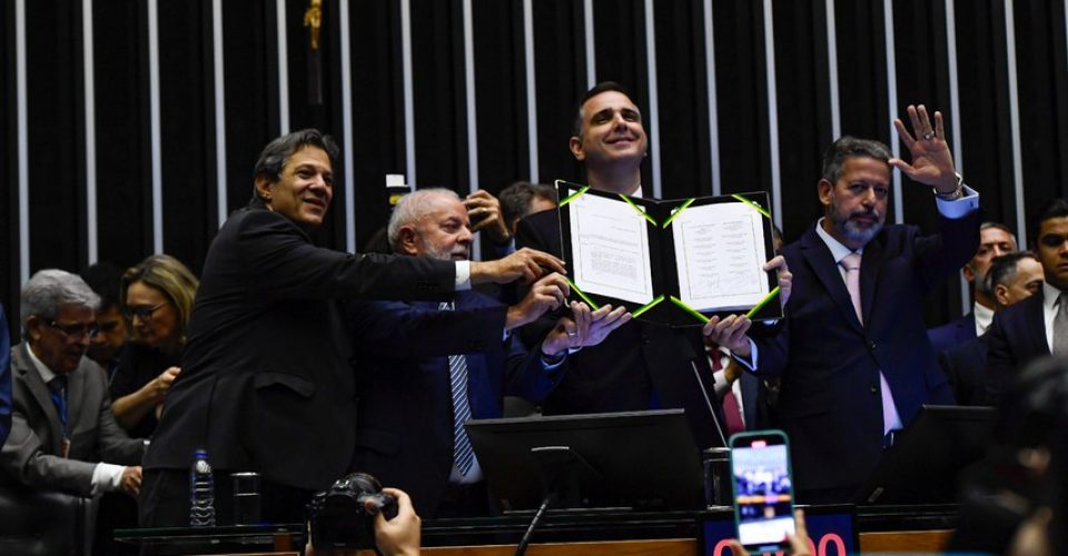 Foto:Rodrigo Pacheco ergue na sessão do Congresso a Emenda 132, tendo ao lado o presidente da República, Luiz Inácio Lula da Silva, o ministro da Fazenda, Fernando Haddad, e o presidente da Câmara, Arthur Lira/Roque Sá/Agência Senado