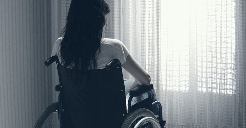 Deficiência_mulher_cadeira de rodas