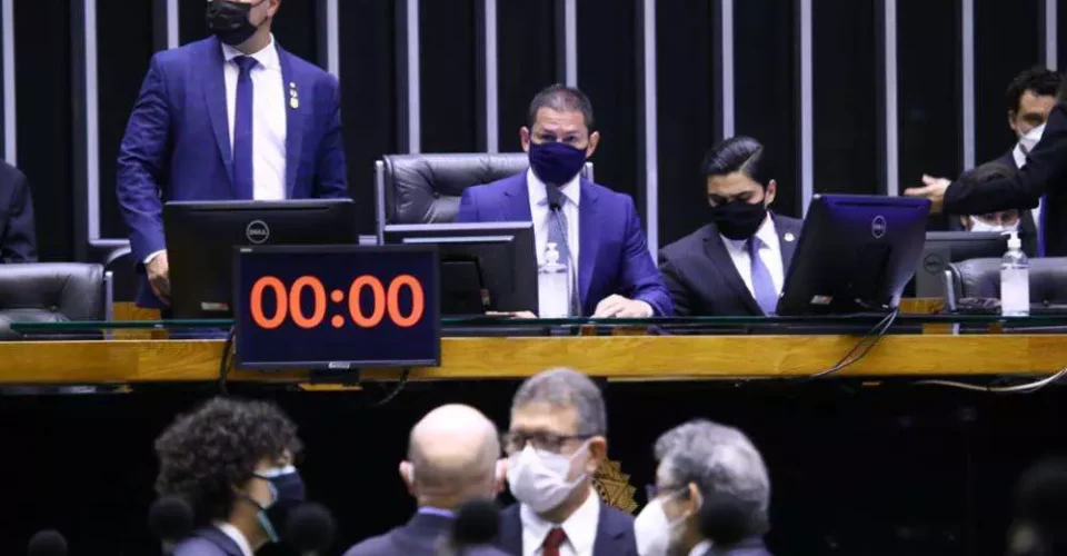 Deputados derrubar veto de Bolsonaro e anulam despejos na pandemia