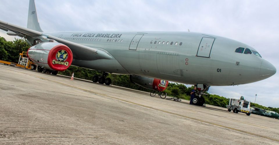 Rio de Janeiro (RJ), 16.10.2023- Aeronave KC-30 (Airbus A330 200), da FAB, decola do Aeroporto do Galeão para realizar o sétimo voo de repatriação de brasileiros em Israel. Purificadores de água e kits médicos foram embarcados no voo, que tem a dupla missão de resgatar brasileiros em Israel e levar insumos humanitários para Gaza/Gov BR/ - FAB