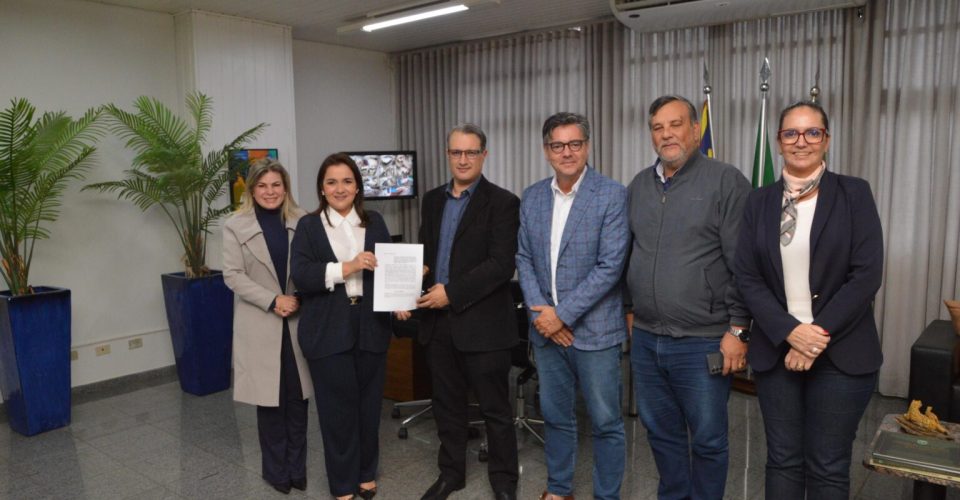 Prefeita Adriane Lopes durante assinatura da nova parceria com os empresários - Divulgação-PMCG