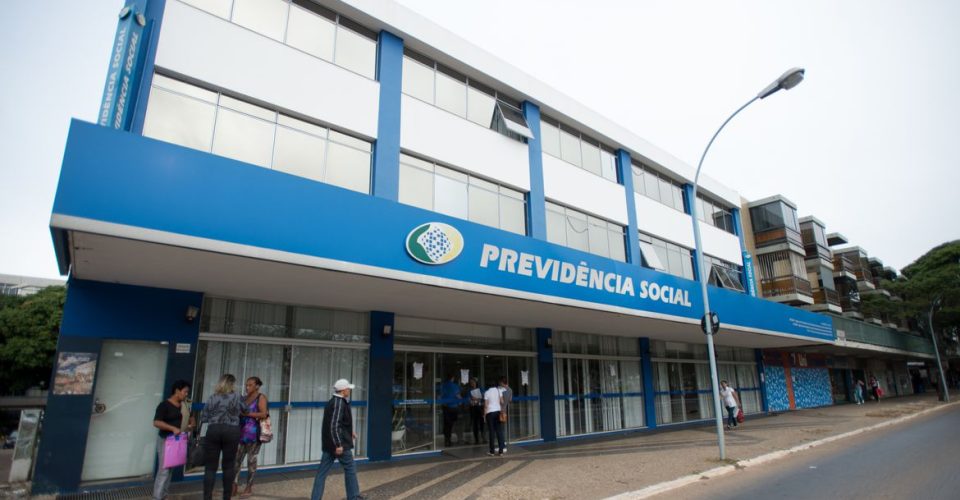 Servidores do Instituto Nacional do Seguro Social (INSS) entraram em greve por tempo indeterminado. Eles reivindicam reajuste salarial de 27,5% e melhores condições de trabalho