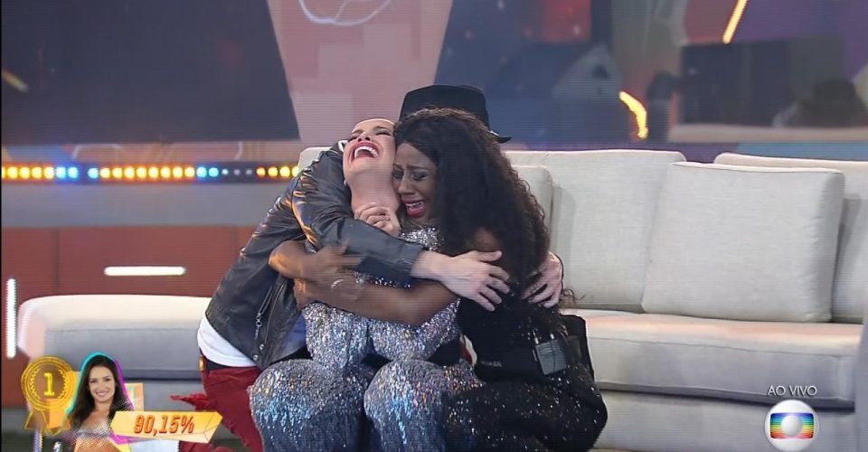 juliette (no meio), vencedora da edição 2021 do BBB, sendo abraçada pelos companheiros do reality. Foto: Reprodução/Tv Globo