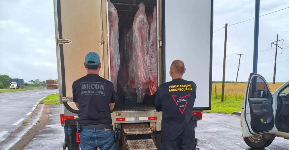 Caminhão com carne suína abordado ontem por fiscais na entrada de Caarapó - Foto: Divulgação