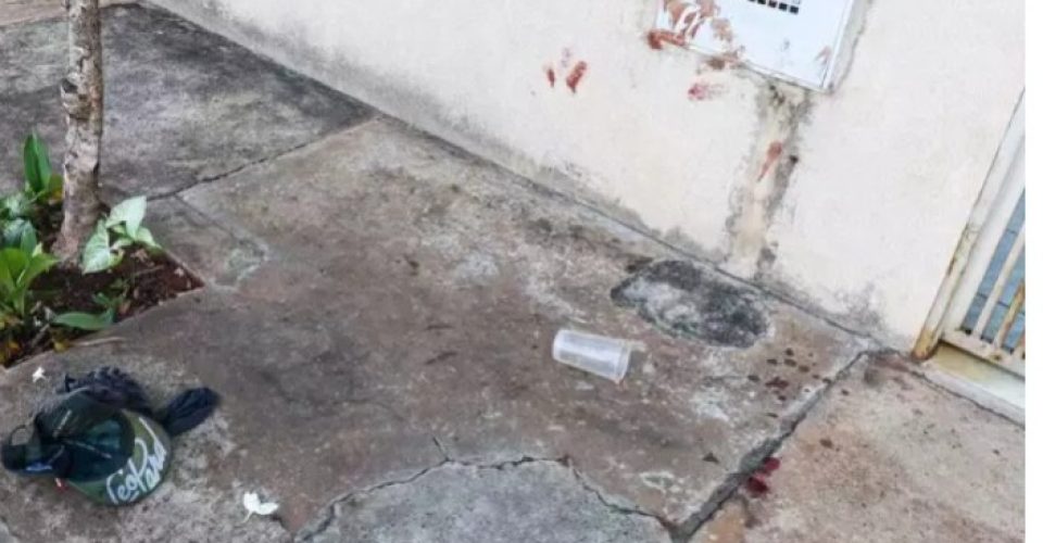 Parede de uma casa ficou suja com o sangue do suspeito (Foto: Henrique Kawaminami) - CREDITO: CAMPO GRANDE NEWS