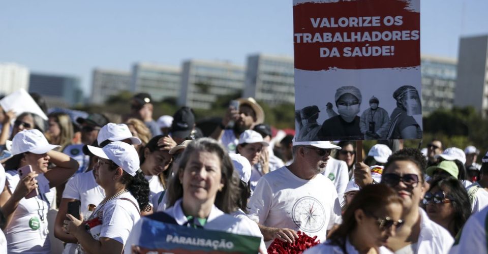 Brasília (DF), 28/06/2023 - Profissionais de enfermagem realizam manifestação em defesa da implementação do piso salarial da enfermagem. Foto: Marcelo Camargo/Agência Brasil