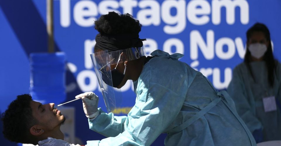 Teste do Plano Nacional de Testagem para a Covid-19, na Feira dos Importados, em Brasília.