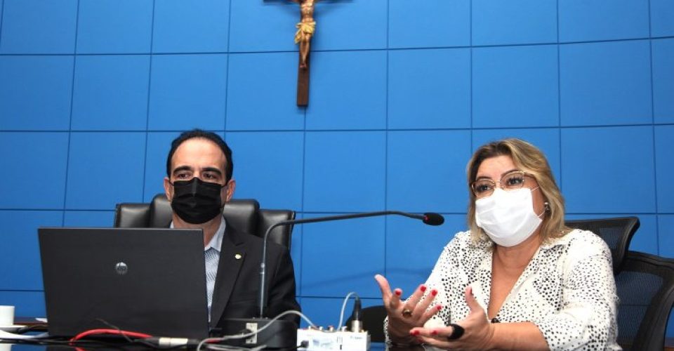 O deputado estadual, Felipe Orro, e a secretaria de Estado de Saúde, Christine Maymone
