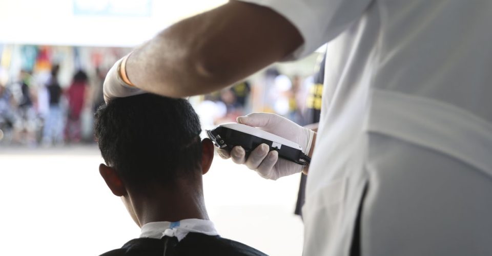 Em comemoração ao Dia Internacional da Juventude, oferece oficinas de beleza, corte de cabelo, design de sobrancelha e esmaltação de unhas