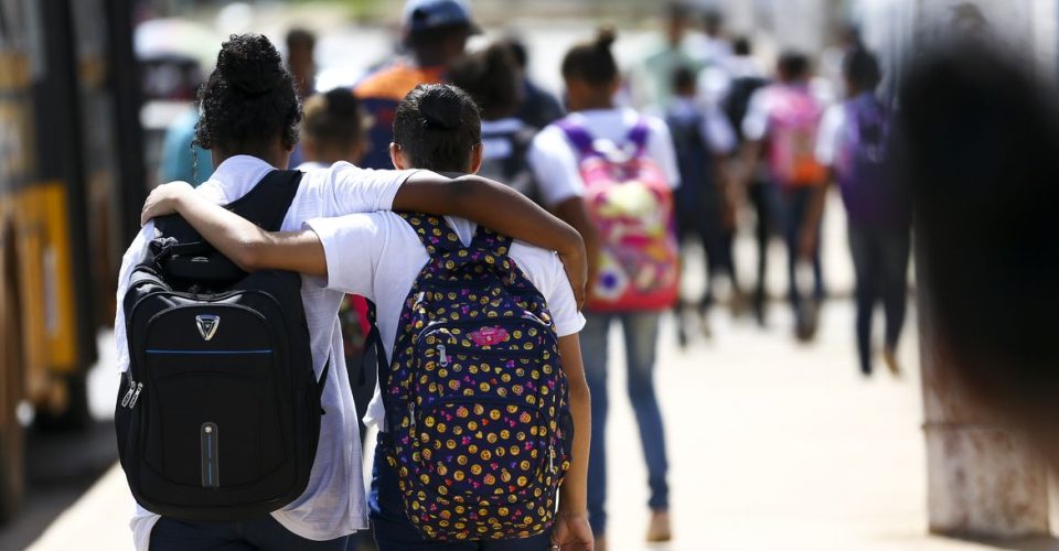 Alunos saindo de escola na Estrutural, no Distrito Federal