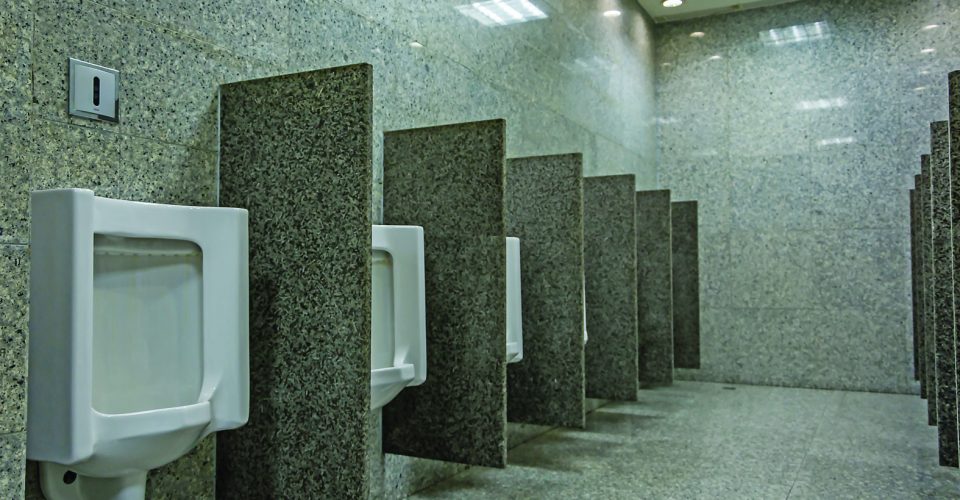 Jovem se deparou com homem se masturbando em mictório de banheiro do Centro Comercial - Foto: Imagem ilustrativa- Freepik