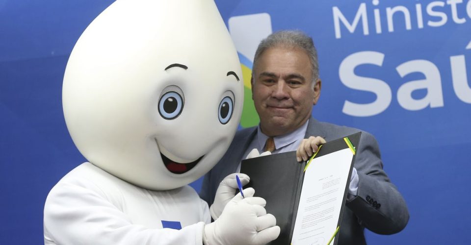 O ministro da Saúde, Marcelo Queiroga, assina portaria que estabelece o fim da Emergência em Saúde Pública de importância Nacional (Espin), durante cerimônia no Ministério da Saúde - Foto: Agência Brasil