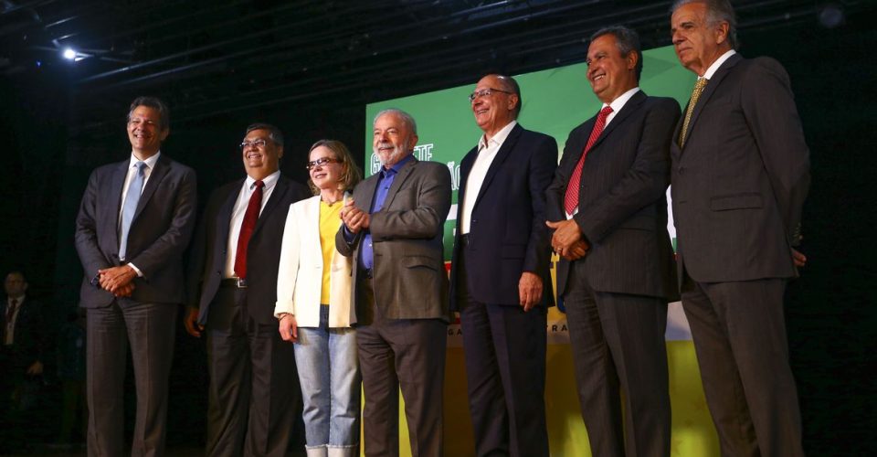 O presidente eleito, Luiz Inácio Lula da Silva, anuncia ministros durante coletiva no CCBB Brasília.