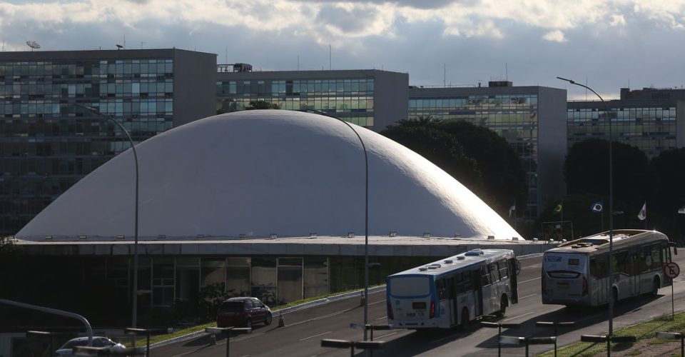 A cúpula menor, voltada para baixo, abriga o Plenário do Senado Federal.