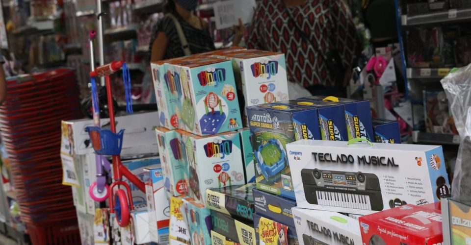 Movimento de vendas de brinquedos para o Dia das Crianças, comércio varejista nas ruas do Polo Saara, centro do Rio de Janeiro.