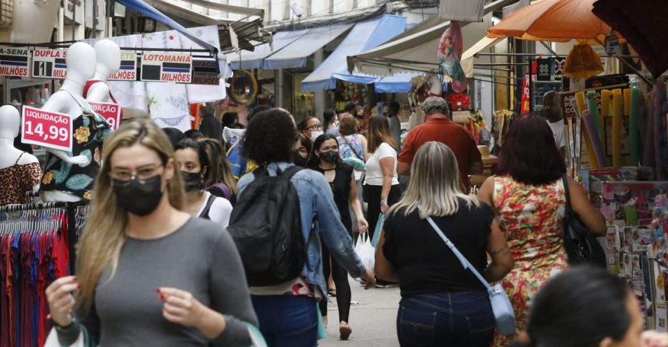 Movimento de vendas de brinquedos para o Dia das Crianças, comércio varejista nas ruas do Polo Saara, centro do Rio de Janeiro.