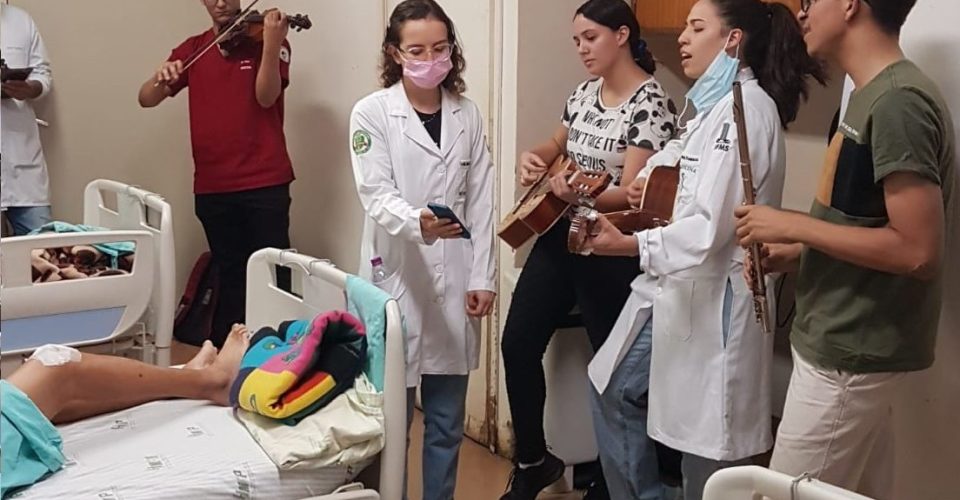 Estudantes levam música para pacientes do Hospital Universitário