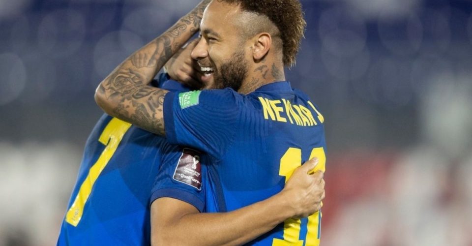 neymar-jr-abracando-jogador-da-selecao-brasileira