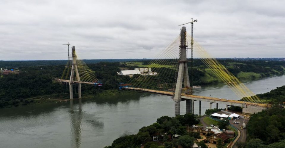 Foto: Agência Brasil
 Obras da Ponte da Integração Brasil-Paraguai,  em Foz do Iguaçu (PR).