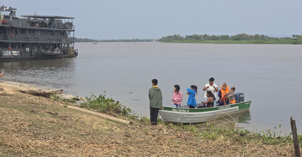 Pessoas chegam de barco para serem atendidas - Fotos: Acom/TRF3