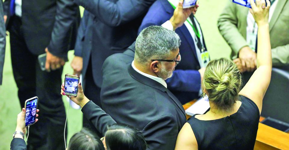 Deoutados no plenário da Câmara dos Deputados fazendo selfies e lives durante o processo de votação do Coaf. Brasilia, 22-05-2019. Foto: Sérgio Lima/PODER 360