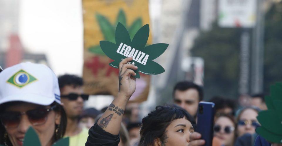 São Paulo (SP), 17/06/2023 - 15ª edição da Marcha da Maconha São Paulo na Avenida Paulista  - Tema “Antiproibicionismo por uma questão de classe – Reparação por necessidade”. Foto Paulo Pinto/Agência Brasil