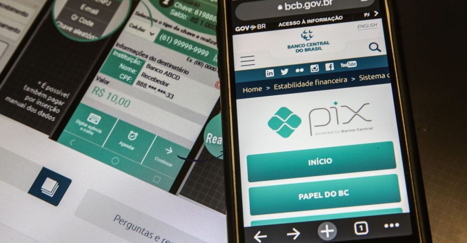 Pix é o pagamento instantâneo brasileiro. O meio de pagamento criado pelo Banco Central (BC) em que os recursos são transferidos entre contas em poucos segundos, a qualquer hora ou dia. É prático, rápido e seguro.