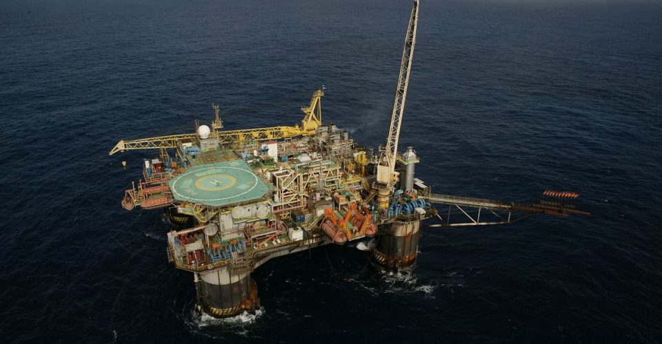 Plataforma semi-submersível P-20 - Foto: Geraldo Falcão / Agência Petrobras
