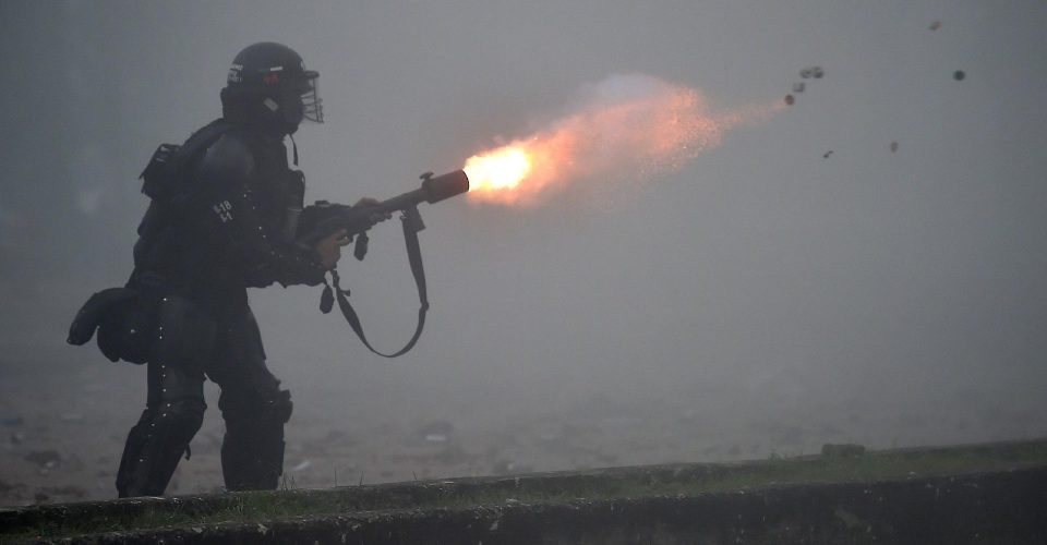 policial-dispara-bombas-de-gas-lacrimogenio-para-conter-manifestantes-em-protesto-na-colombia-1620090623293_v2_1920x1277